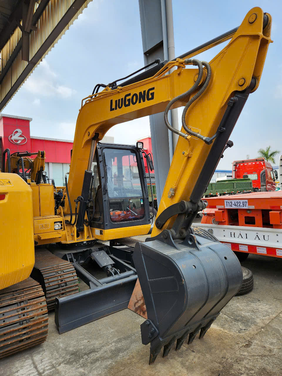 MÁY XÚC ĐÀO LIUGONG CLG908E