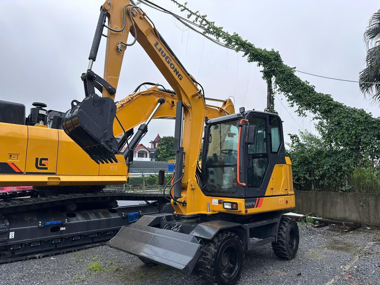 MÁY XÚC ĐÀO LIUGONG CLG906FW