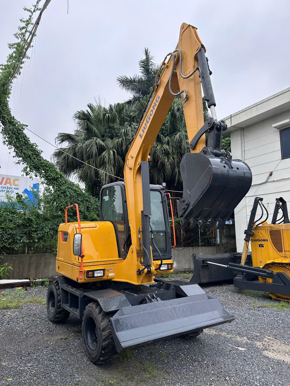 MÁY XÚC ĐÀO LIUGONG CLG906FW