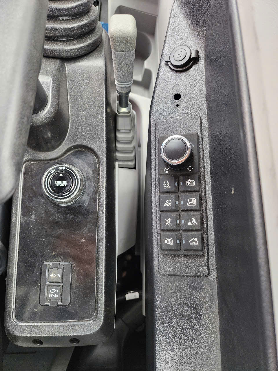 MÁY XÚC ĐÀO LIUGONG CLG906FW