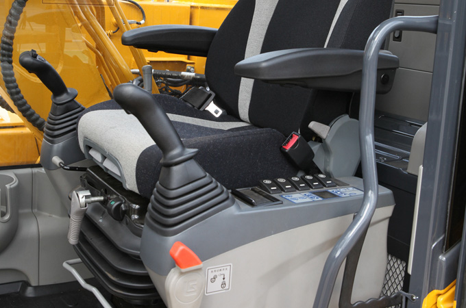 MÁY XÚC ĐÀO LIUGONG CLG915F