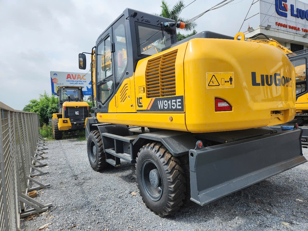 MÁY XÚC ĐÀO LIUGONG CLG915F