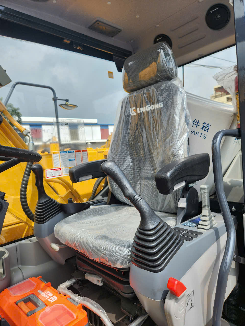 MÁY XÚC ĐÀO LIUGONG CLG915F